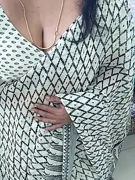 Snapshot of tamil_chitra12 chatting on 12.17.25 tamil chitra12 online show from 12.17.25