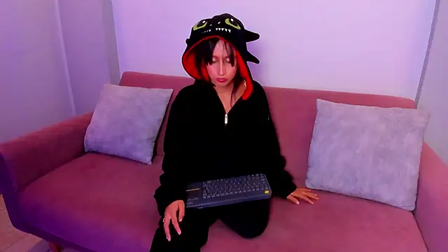 Snapshot of Julietta01 chatting on 11.10.25 Julietta01 online show from 11.10.25