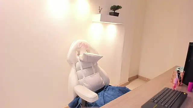 Snapshot of Julietta01 chatting on 12.14.25 Julietta01 online show from 12.14.25