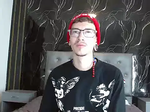 Snapshot of RyanOwenss chatting on 10.29.25 RyanOwenss online show from 10.29.25