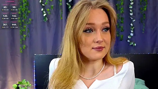 Snapshot of VanessaLightDiamond chatting on 11.25.25 VanessaLightDiamond online show from 11.25.25