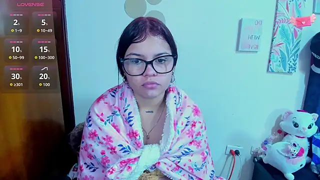 Snapshot of Emma_boo chatting on 11.04.25 Emma boo online show from 11.04.25