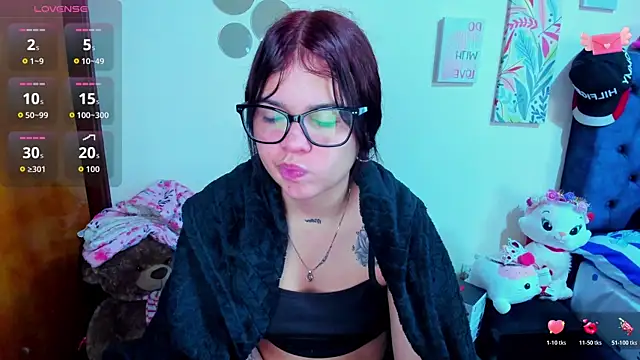 Snapshot of Emma_boo chatting on 11.07.25 Emma boo online show from 11.07.25