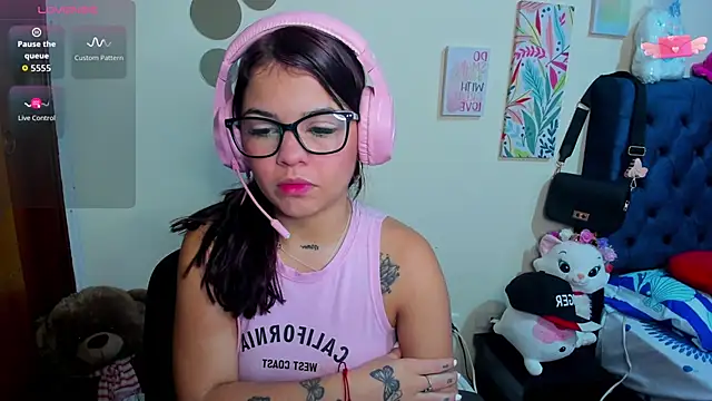 Snapshot of Emma_boo chatting on 11.17.25 Emma boo online show from 11.17.25