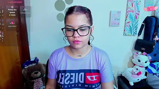 Snapshot of Emma_boo chatting on 11.18.25 Emma boo online show from 11.18.25