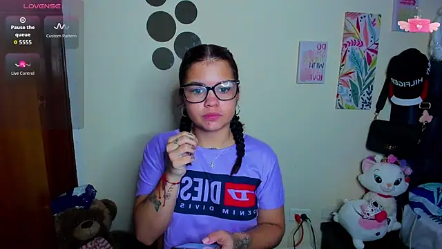 Snapshot of Emma_boo chatting on 11.19.25 Emma boo online show from 11.19.25