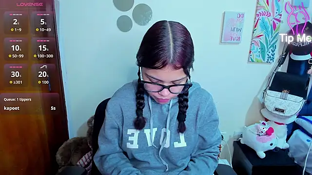 Snapshot of Emma_boo chatting on 12.04.25 Emma boo online show from 12.04.25