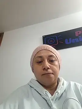 Snapshot of Caroline_belle chatting on 11.08.25 Caroline belle online show from 11.08.25