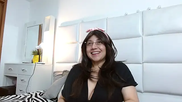 Snapshot of Caroline_belle chatting on 11.21.25 Caroline belle online show from 11.21.25