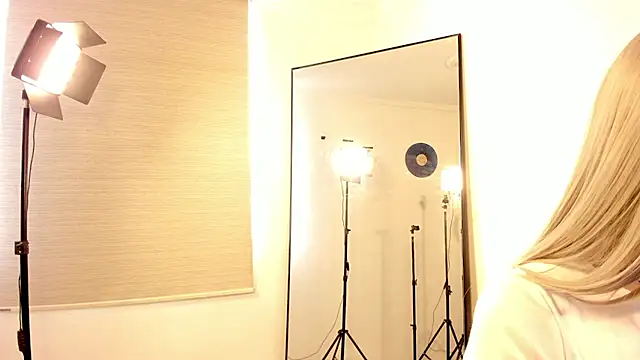 Snapshot of candice_star chatting on 12.04.25 candice star online show from 12.04.25