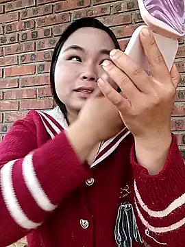 Snapshot of matbiec- chatting on 12.17.25 matbiec- online show from 12.17.25