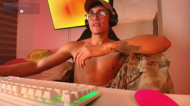 Snapshot of Emilio_Rhys chatting on 11.21.25 Emilio Rhys online show from 11.21.25