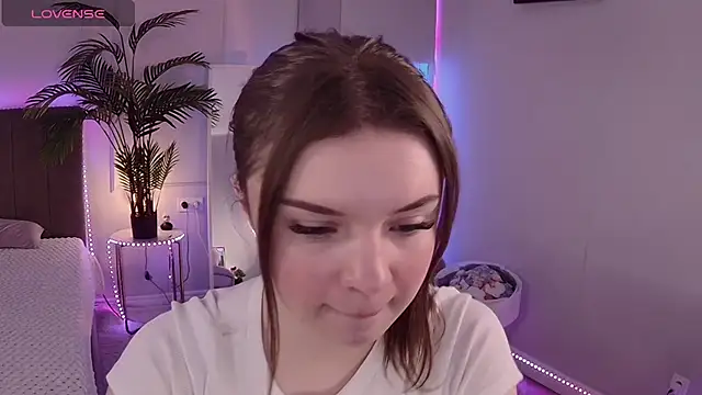 Snapshot of Alice_Bloome chatting on 10.29.25 Alice Bloome online show from 10.29.25