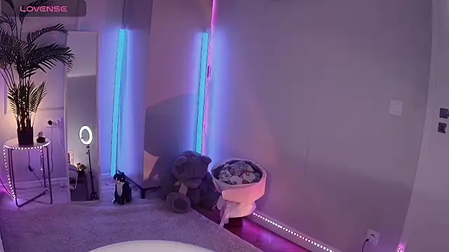 Snapshot of Alice_Bloome chatting on 10.30.25 Alice Bloome online show from 10.30.25