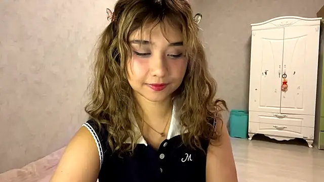 Snapshot of LovelyLara chatting on 10.30.25 LovelyLara online show from 10.30.25