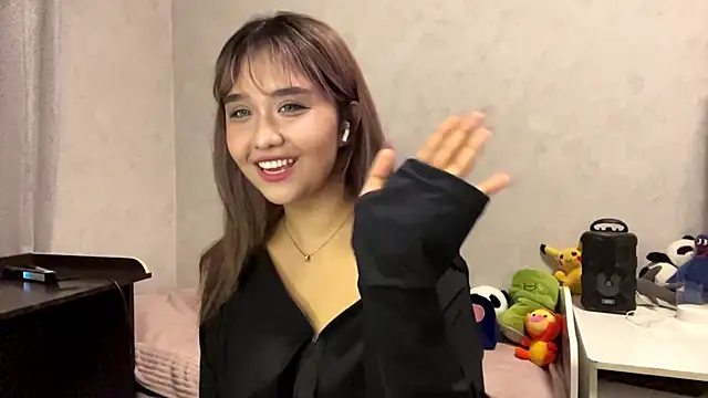 Snapshot of LovelyLara chatting on 11.05.25 LovelyLara online show from 11.05.25