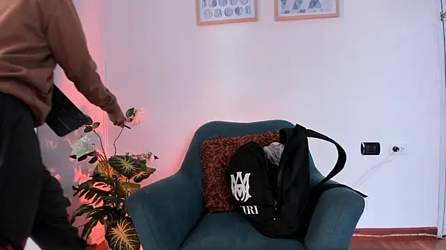 Snapshot of LahanaKimish chatting on 11.04.25 LahanaKimish online show from 11.04.25