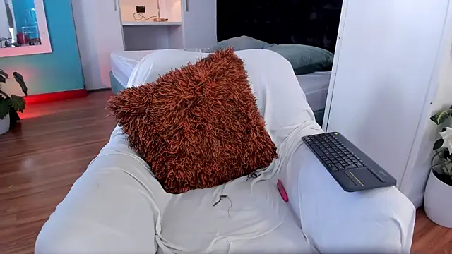 Snapshot of LahanaKimish chatting on 11.18.25 LahanaKimish online show from 11.18.25