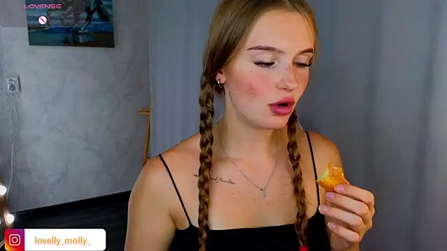 Snapshot of Lovelly_molly1 chatting on 11.06.25 Lovelly molly1 online show from 11.06.25