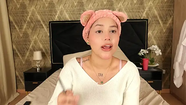 Snapshot of ZoeBella chatting on 11.08.25 ZoeBella online show from 11.08.25