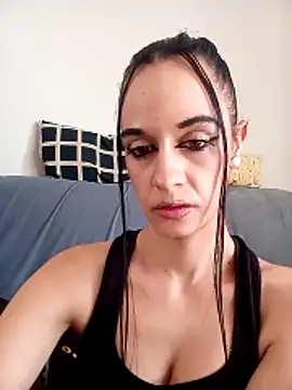 Snapshot of yummy_love chatting on 10.31.25 yummy love online show from 10.31.25