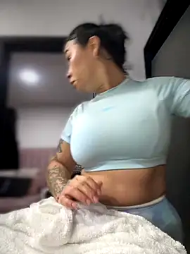 Snapshot of Natural_BIGASS_Nina chatting on 11.24.25 Natural BIGASS Nina online show from 11.24.25