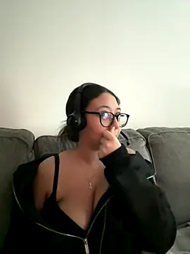 Snapshot of minha_baby chatting on 11.30.25 minha baby online show from 11.30.25