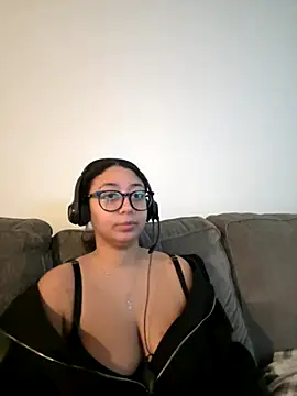 Snapshot of minha_baby chatting on 12.03.25 minha baby online show from 12.03.25