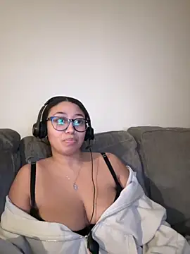 Snapshot of minha_baby chatting on 12.05.25 minha baby online show from 12.05.25