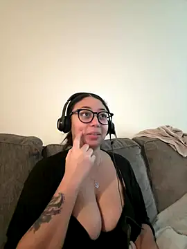 Snapshot of minha_baby chatting on 12.13.25 minha baby online show from 12.13.25