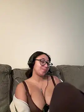 Snapshot of minha_baby chatting on 12.14.25 minha baby online show from 12.14.25