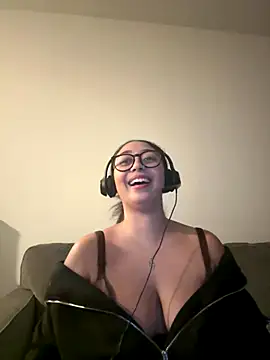 Snapshot of minha_baby chatting on 12.18.25 minha baby online show from 12.18.25