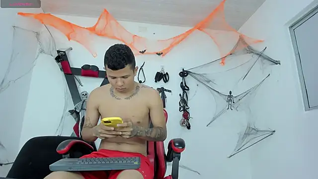 Steven19 LatinBoy online show from 10.31.25