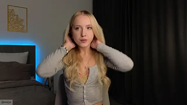 Snapshot of adele_armass chatting on 11.21.25 adele armass online show from 11.21.25