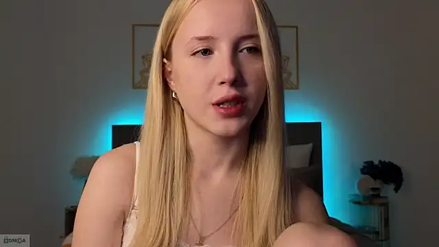 Snapshot of adele_armass chatting on 12.13.25 adele armass online show from 12.13.25