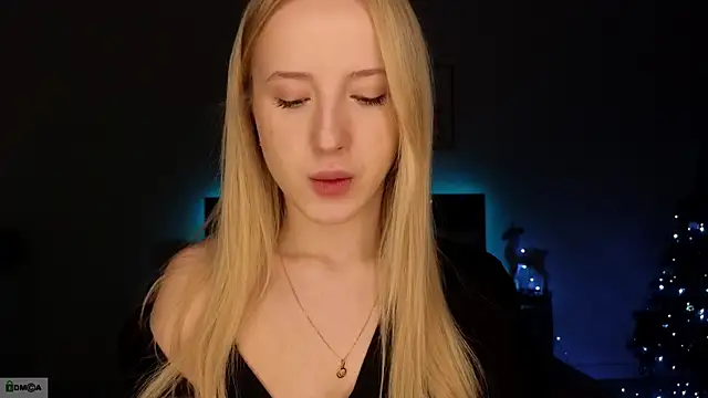 Snapshot of adele_armass chatting on 12.17.25 adele armass online show from 12.17.25