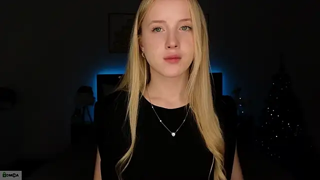 Snapshot of adele_armass chatting on 12.21.25 adele armass online show from 12.21.25