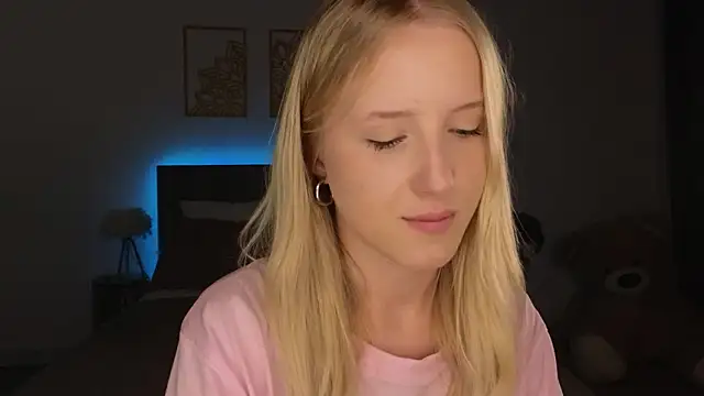 Snapshot of adele_armass chatting on 03.19.26 adele armass online show from 03.19.26