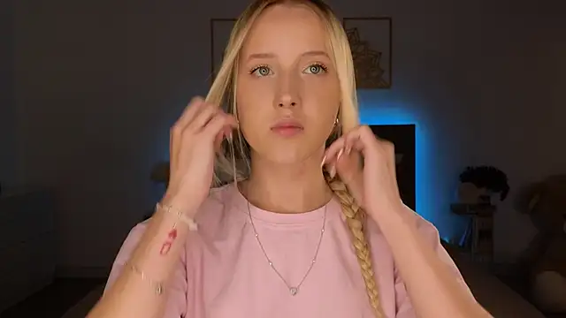 Snapshot of adele_armass chatting on 03.24.26 adele armass online show from 03.24.26