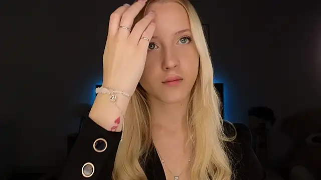 Snapshot of adele_armass chatting on 03.28.26 adele armass online show from 03.28.26