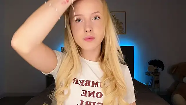 Snapshot of adele_armass chatting on 04.04.26 adele armass online show from 04.04.26