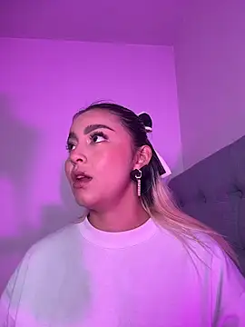 Elina Hills online show from 02.04.26