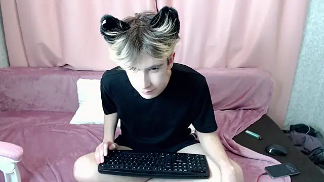 Snapshot of Harvey_foster chatting on 10.31.25 Harvey foster online show from 10.31.25