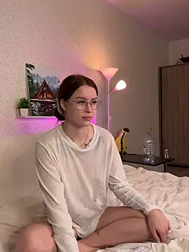 Snapshot of HotMilkis chatting on 11.02.25 HotMilkis online show from 11.02.25