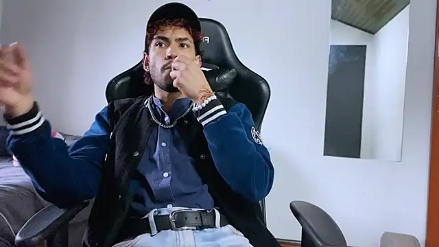 Snapshot of 3v1l chatting on 11.03.25 3v1l online show from 11.03.25