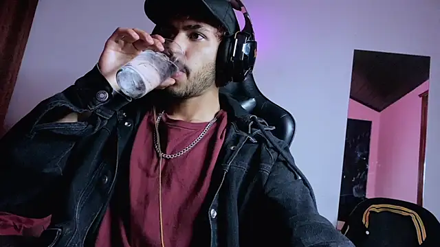 Snapshot of 3v1l chatting on 11.08.25 3v1l online show from 11.08.25