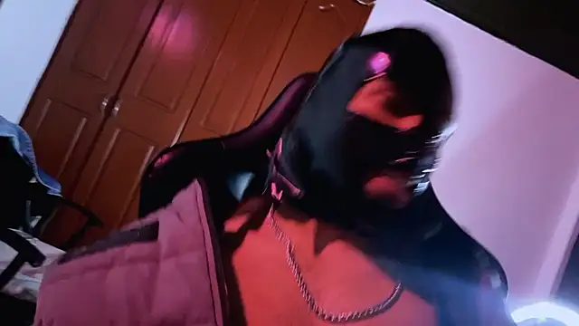 Snapshot of 3v1l chatting on 11.10.25 3v1l online show from 11.10.25