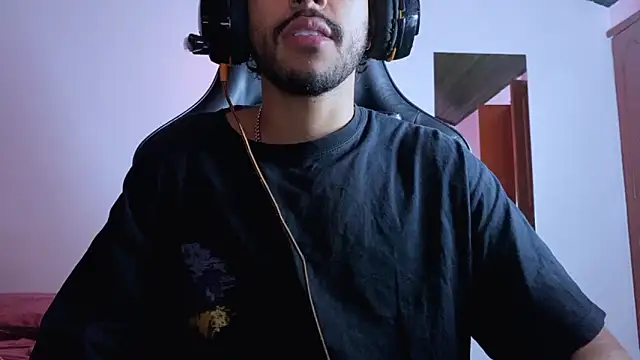 Snapshot of 3v1l chatting on 11.12.25 3v1l online show from 11.12.25