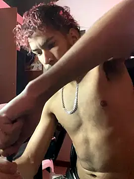 Snapshot of 3v1l chatting on 11.12.25 3v1l online show from 11.12.25