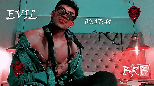 Snapshot of 3v1l chatting on 11.16.25 3v1l online show from 11.16.25